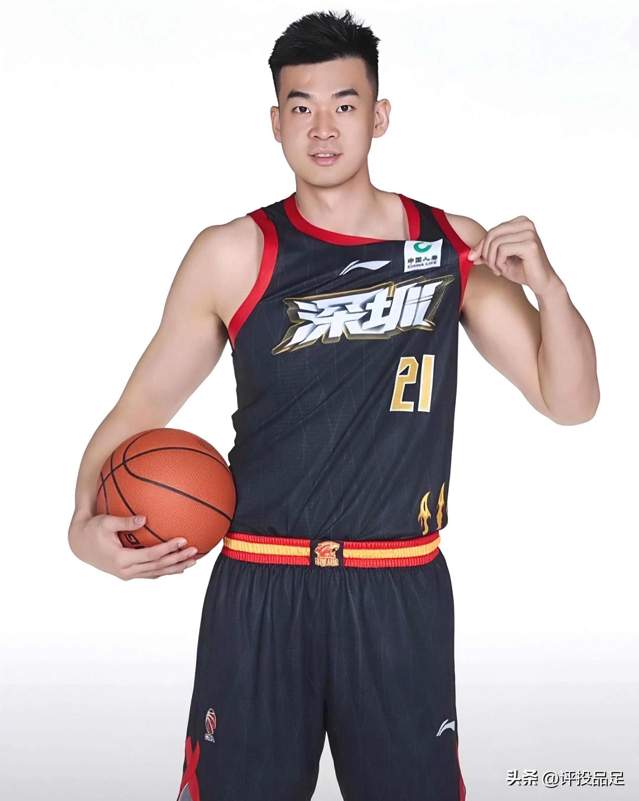 国际比赛日广东宏远调整名单以备CBA季后赛；更衣室发声环节打磨；话题不断；阵容厚度经受考验的简单介绍